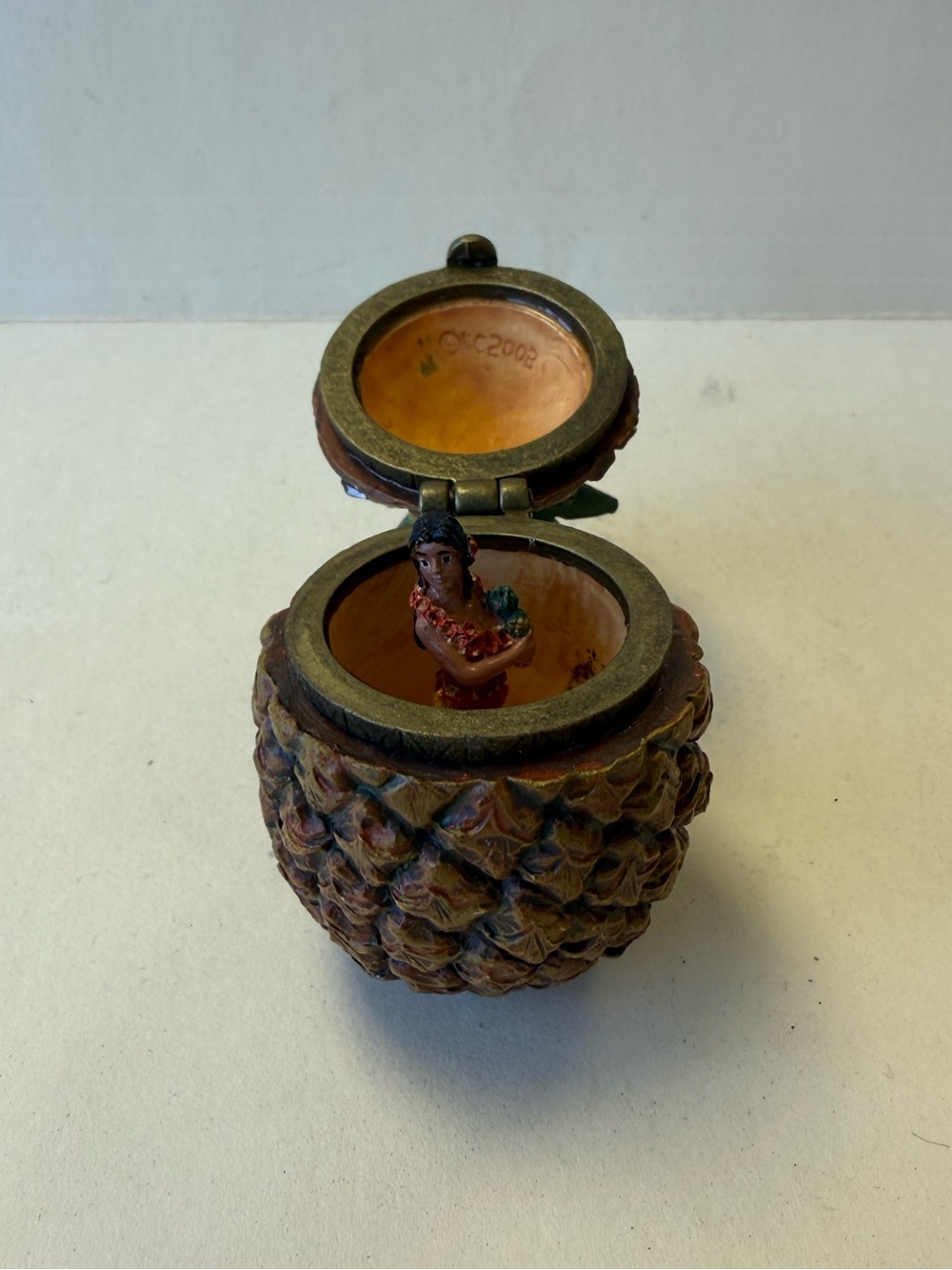 Vintage 2005 Resin Pineapple Trinket Box with Hula Dancer Inside. - Picture 8 of 12